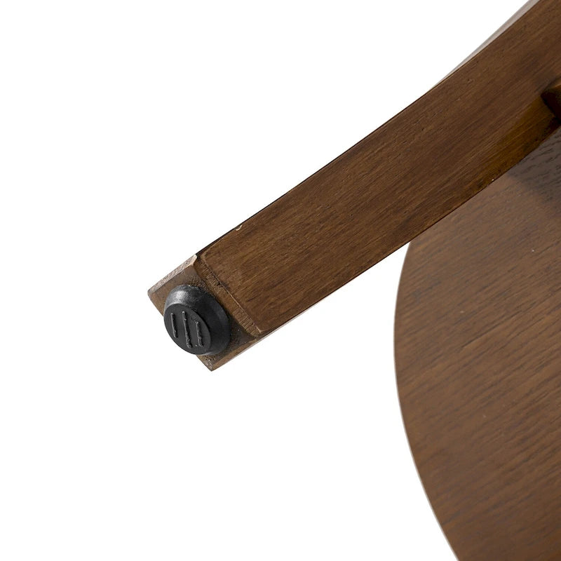 Runder brauner Beistelltisch aus Holz mit unterem Ablageboden