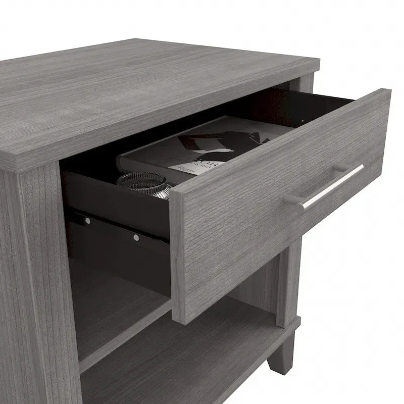 Testiera a pannelli effetto venatura del legno in stile transizionale, con altezza regolabile e finiture neutre