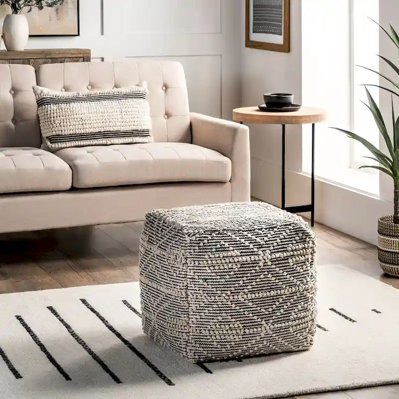 Quadratischer Pouf-Hocker aus strukturiertem Naturbaumwollstoff mit Rautenmuster in neutralen Farbtönen